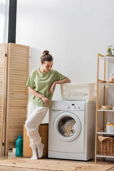 Young Woman Looking Laundry Washing Machine Laundry Room — Foto de Stock