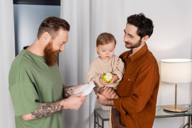 Evde bebek ve bebek bezi tutan pozitif eşcinsel çift 