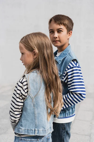 Добре Одягнені Діти Джинсовий Одяг Дивлячись Камеру Стоячи Відкритому Повітрі — стокове фото