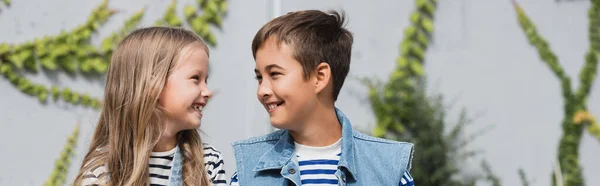 Ευτυχισμένος Έφηβος Τζιν Γιλέκο Κοιτάζοντας Χαμογελαστό Κορίτσι Πανό — Φωτογραφία Αρχείου