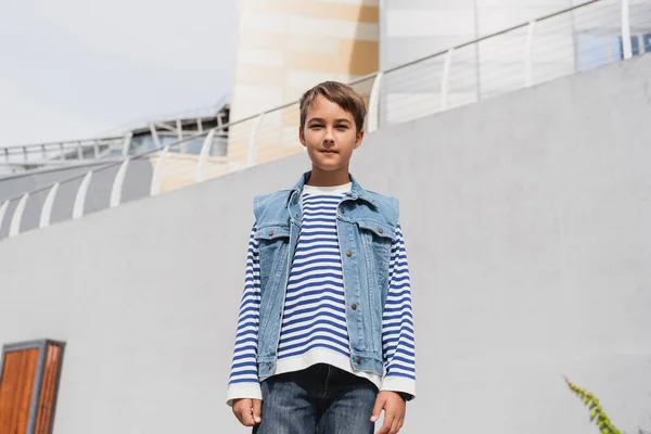 Låg Vinkel Syn Välklädd Pojke Randig Långärmad Skjorta Och Jeansväst — Stockfoto