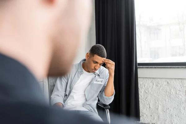 Frustrerad Afrikansk Amerikansk Man Med Alkoholmissbruk Sitter Rehab Center — Stockfoto