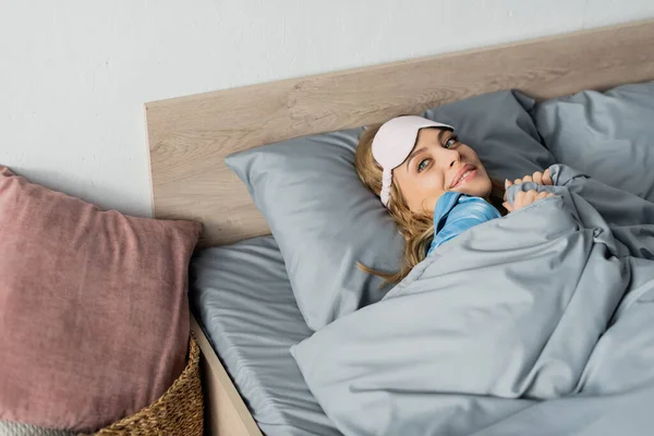 Χαρούμενη Γυναίκα Μάσκα Ύπνου Ξαπλωμένη Κάτω Από Πάπλωμα Άνετο Κρεβάτι — Φωτογραφία Αρχείου