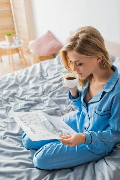 Blonde Woman Reading Travel Life Newspaper Drinking Coffee Bedroom — Stock Photo, Image