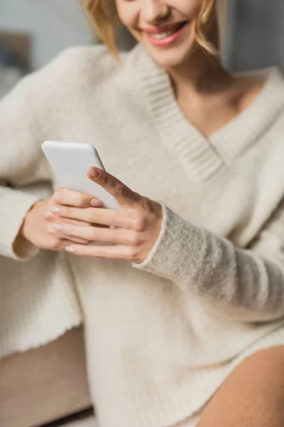 Vedere Decupată Femeii Fericite Pulover Tricotat Chat Smartphone Acasă — Fotografie, imagine de stoc