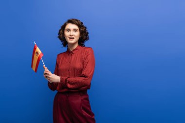 İspanya bayrağı mavi üzerindeyken kameraya bakan hayret verici bir dil öğretmeni. 