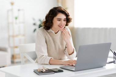 Online ders sırasında teşekkür eden neşeli ve genç öğretmen. 