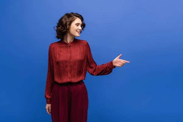 Glad Språklärare Maroon Färg Outfit Leende Samtidigt Peka Med Fingret — Stockfoto