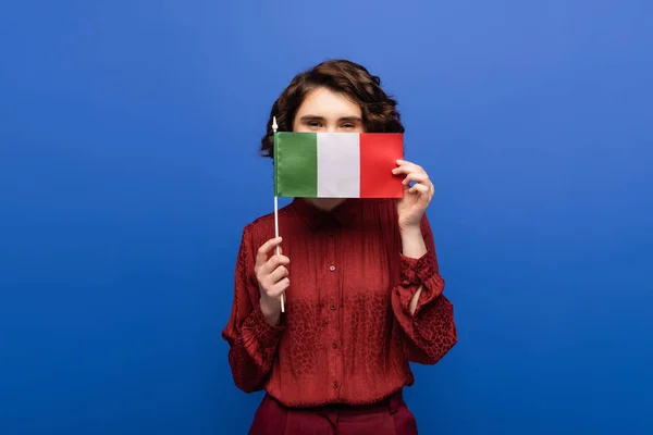 Professor Língua Encaracolado Cobrindo Rosto Enquanto Segurando Bandeira Itália Olhando — Fotografia de Stock