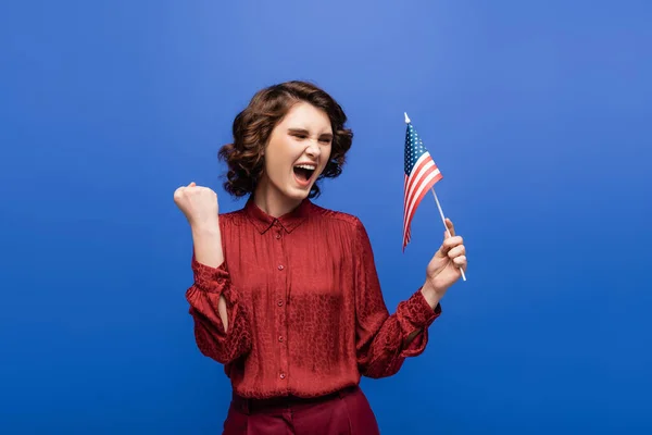 Fiatal Boldog Usa Zászló Örvendezik Elszigetelt Kék — Stock Fotó