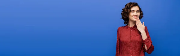 Vrolijke Vrouw Rode Blouse Vertellen Dank Gebarentaal Geïsoleerd Blauw Banner — Stockfoto