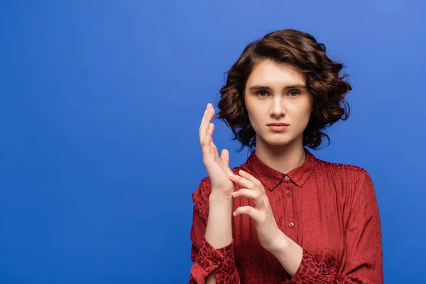 Young Woman Looking Camera While Gesturing Using Sign Language Isolated — Stock Photo, Image