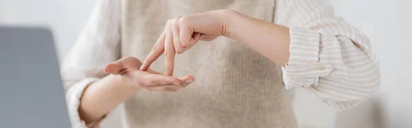 Şaret Dili Afiş Öğretirken Ayakta Duran Kadın Görüşü — Stok fotoğraf