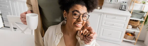Positivo Africano Americano Mulher Segurando Mão Namorado Com Xícara Café — Fotografia de Stock