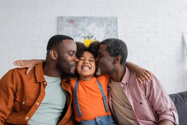 Afrykański Amerykański Ojciec Dziadek Całujący Wesołe Dziecko Salonie — Zdjęcie stockowe