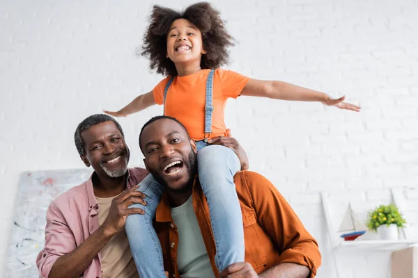 Positive Afrikanisch Amerikanische Männer Mit Frühpubertierendem Kind Die Hause Spaß — Stockfoto