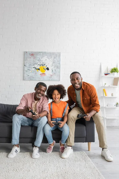 Kyiv Ukraine 2021年7月17日 陽気なアフリカ系アメリカ人男性と子供が自宅でビデオゲームをプレイ — ストック写真