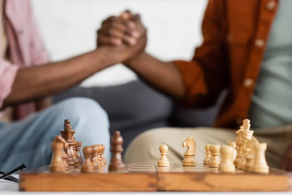 Ausgeschnittene Sicht Auf Schach Bord Der Nähe Verschwommener Afrikanisch Amerikanischer — Stockfoto