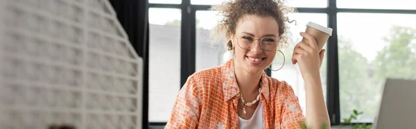 Gözlüklü Mutlu Mimari Tasarımcı Elinde Kahveyle Ofisteki Modelinin Yanına Gidiyor — Stok fotoğraf