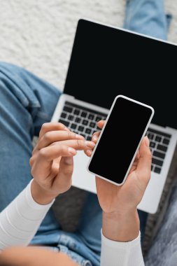 Afrika kökenli Amerikalı öğrencilerin evden ders çalışırken bilgisayarlarının yanında boş ekranlı akıllı telefonları tuttukları en iyi görüntü. 