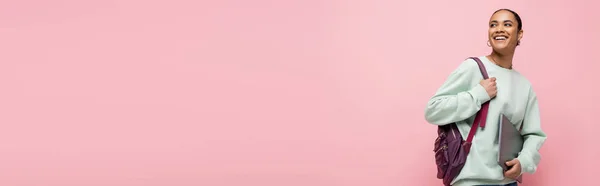 분홍색 배너에 랩탑을 아프리카 미국인 학생이 기뻐하는 — 스톡 사진