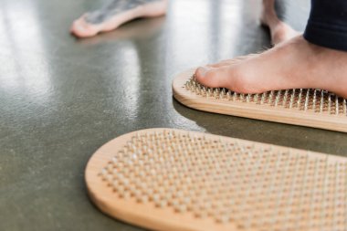 Yoga dersinde sadhu tahtasında duran adamın görüntüsü. 