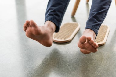 Yoga stüdyosunda çivi dikme egzersizinden sonra sonuç veren bir adam görüntüsü. 