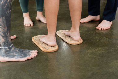 Bir kadının sadhu manikür tahtasında, dövmeli bir adamın ve yoga stüdyosundaki insanların yanında durduğunu gördüm. 