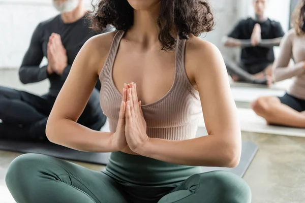 Vista Recortada Mujer Ropa Deportiva Meditando Clase Yoga Borrosa — Foto de Stock