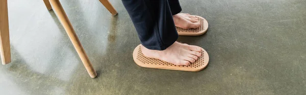Visão Alto Ângulo Homem Pisando Com Pés Descalços Quadro Sadhu — Fotografia de Stock