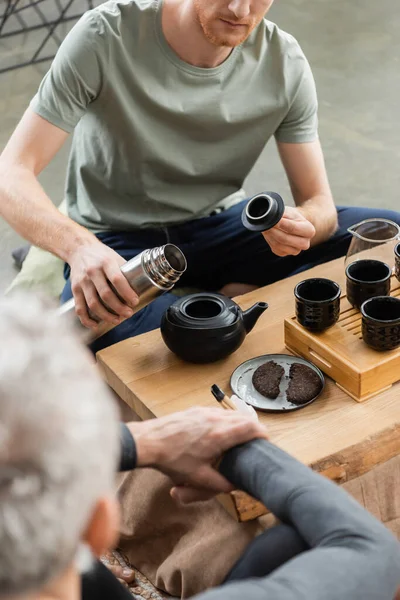 Cropped View Bearded Young Man Holding Thermos While Brewing Puer — Stock Photo, Image