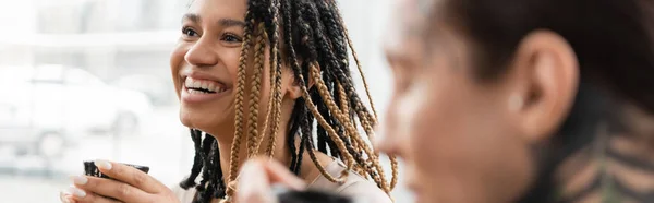 Neşeli Afro Amerikalı Kadın Rasta Saçlı Elinde Çin Fincanı Dövmeli — Stok fotoğraf