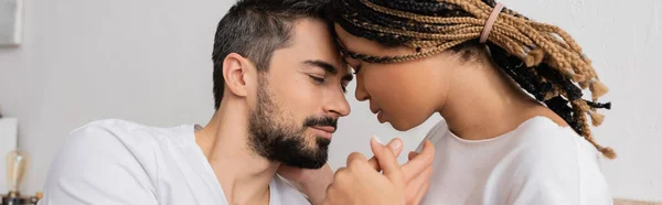 非洲裔美国女人 留着可怕的头发 和满脸胡须的男朋友手牵手在家里的卧室里 — 图库照片