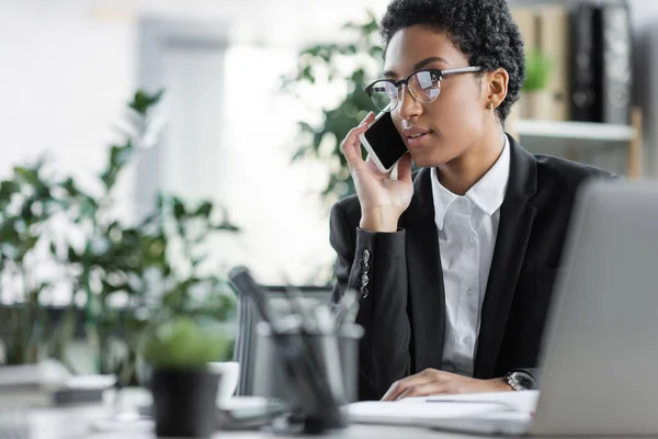 Ofiste Bulanık Defterin Yanında Cep Telefonuyla Konuşan Afro Amerikan Kadını — Stok fotoğraf