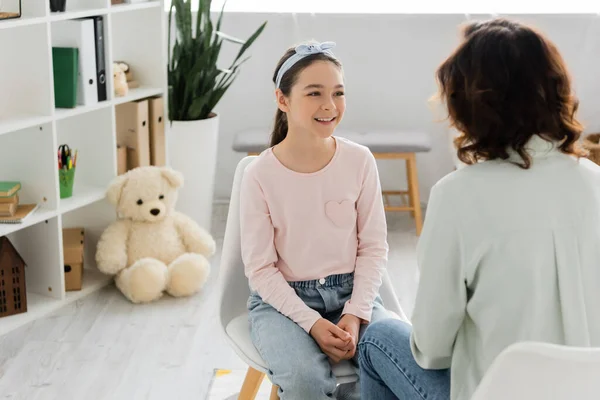 Smiling Preteen Girl Looking Speech Therapist Consulting Room — Stock Photo, Image