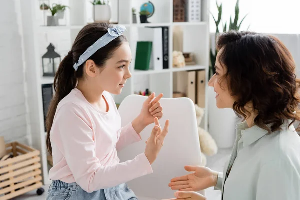 Side View Preteen Girl Gesturing Talking Smiling Speech Therapist Consulting — Stock Photo, Image