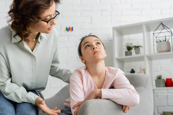 Psicólogo Óculos Conversando Com Paciente Pré Adolescente Distraído Consultório — Fotografia de Stock