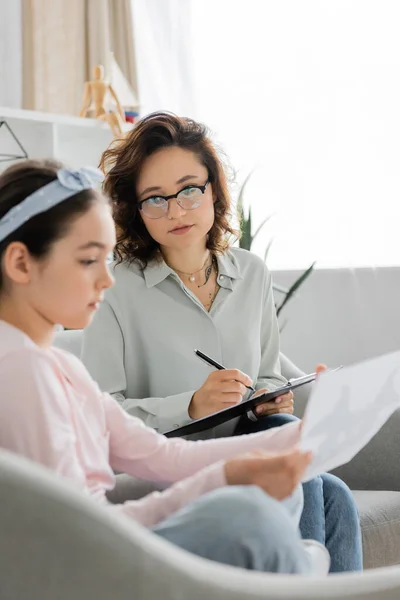 Psychologist Writing Clipboard Child Rorschach Test Consulting Room — Stock Photo, Image