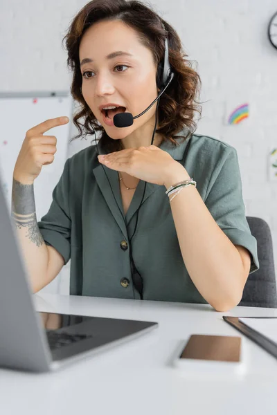 Speech Therapist Headset Talking Pointing Mouth Video Call Laptop Consulting — Stock Photo, Image
