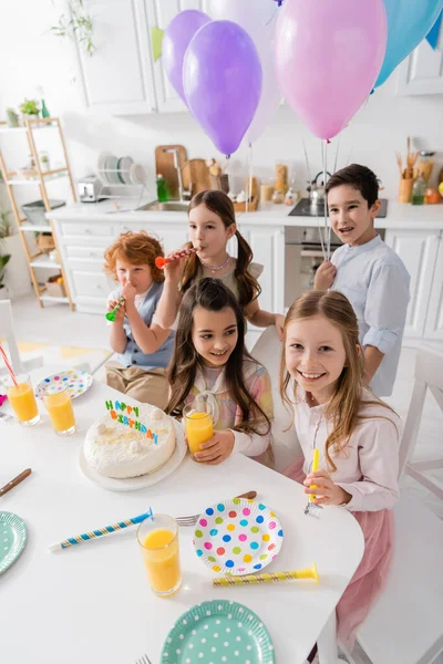Gruppe Fröhlicher Kinder Bläst Bei Geburtstagsfeier Partyhörner — Stockfoto