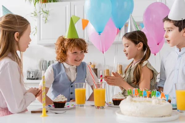 Tiener Meisjes Party Caps Klappen Handen Zingen Gelukkige Verjaardag Lied — Stockfoto