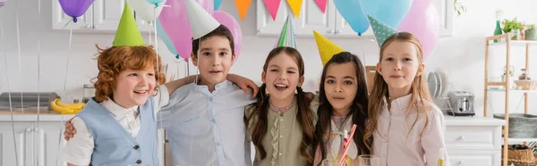 Positiv Grupp Barn Sjunger Grattis Födelsedagssång Bredvid Tårta Med Ljus — Stockfoto