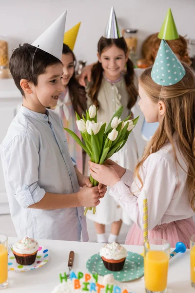 Fiatal Fiú Fogszabályzóval Tulipán Vidám Születésnapi Lány Közelében Barátok Elmosódott — Stock Fotó