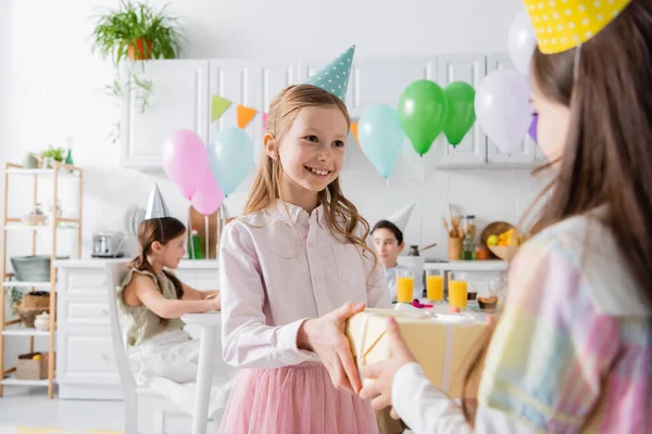Vrolijk Verjaardag Meisje Party Cap Ontvangst Geschenk Van Vriend Wazig — Stockfoto