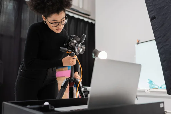 Afro Amerikan Içerik Yapımcısı Fotoğraf Stüdyosundaki Bulanık Dizüstü Bilgisayarın Yanında — Stok fotoğraf