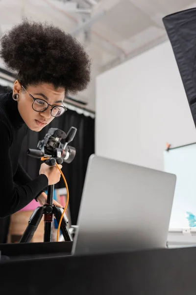 Productor Contenido Afroamericano Gafas Que Trabajan Cerca Computadora Portátil Cámara —  Fotos de Stock