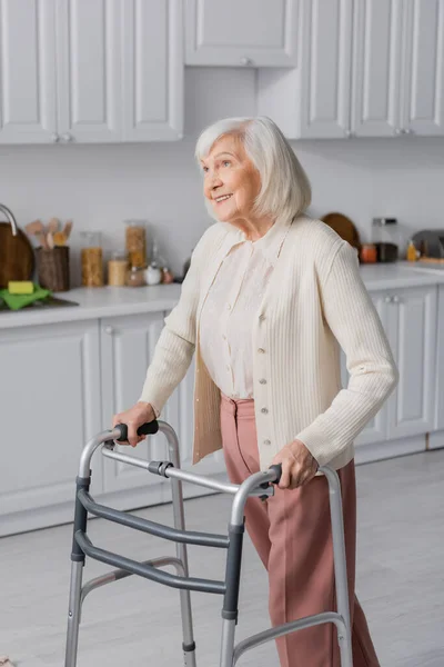 Pozitivní Starší Žena Šedými Vlasy Chůzi Pomocí Chodítko Doma — Stock fotografie