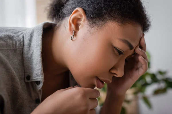 Frustrerad Ung Multiracial Kvinna Med Depression Hemma — Stockfoto