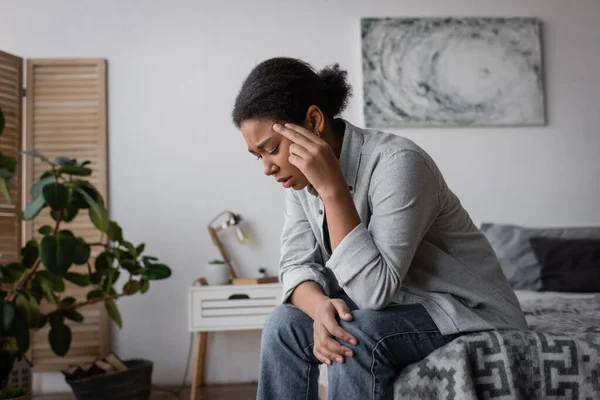 Mujer Multirracial Frustrado Con Apatía Sentado Cama Casa —  Fotos de Stock