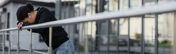 Неймовірна Багаторасова Жінка Стоїть Біля Перила Міській Вулиці Банер — стокове фото